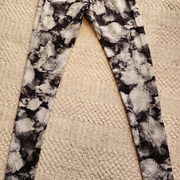Athleta Chaturanga Floral Crush Leggings XS – Black/White Tie‑Dye - Picture 8 of 9